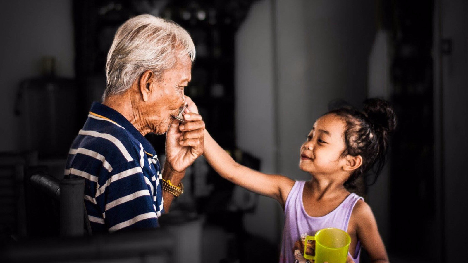 Hãy cùng xem những hình ảnh đầy cảm xúc về ông bà nuôi cháu. Đây là một câu chuyện cảm động về tình yêu thương, sự hi sinh và sự tử tế của những người già tuyệt vời.